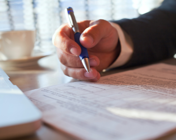 foto reunión asesor legal con cliente